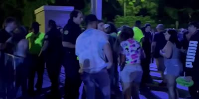 Florida: Fight in Queue of Halloween Horror Nights Haunted House Caught on Camera