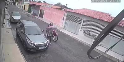 Old Woman Dragged By Purse Snatcher In Colombia