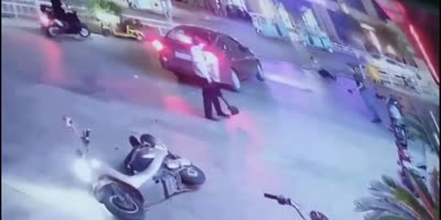 Traffic Inspectors Attacked, Stabbed By Psycho Rider In China
