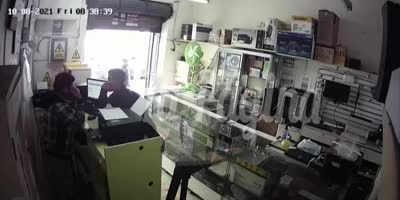 Venezuelan Thug Attacks Store Owner With Machete In Peru