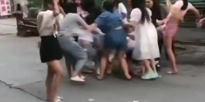 Group Of Cute Chinese Prostitutes Fighting