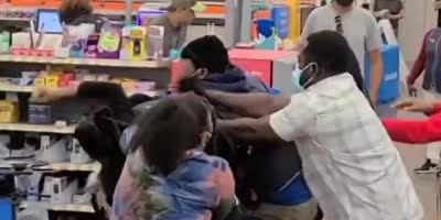 Miami People Fight In Local Walmart