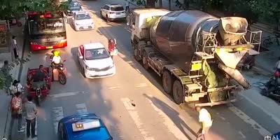 Concrete mixer mooshes pedestrian(R)