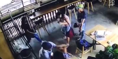 Tourists Get Into Confrontation With Female Thieves In Thailand