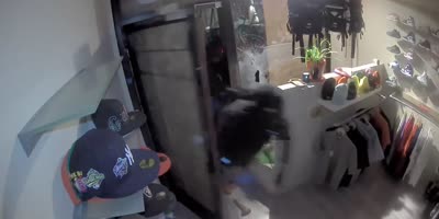 Brazen robbery of clothing store in Oakland