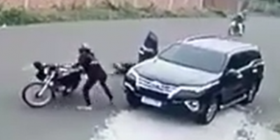 Toyota Driver Gets Into A Fight With Robbers, Gets Shot
