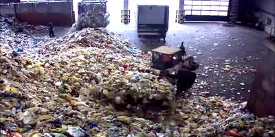 Deadly Work Accident in a Recycling Center (R)