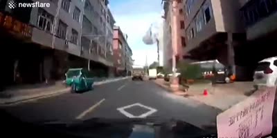Water truck barely misses passing truck in China.