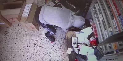 Cigerette Dealer Stabbed During Robbery