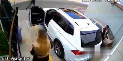 Woman Is Robbed In Brazil, But Police Officers Arrive At The Right Time And Saved Her(R)