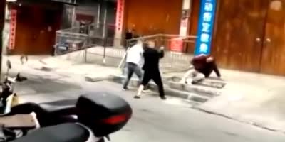 Couple Attacked With Stucks & ShovelIn Violent Dispute In China