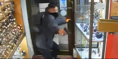 Trapped Jewelry Robbers Break The Door & Escape In Chile