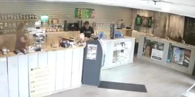 Guy thwarts attempted robbers with a bong(R)