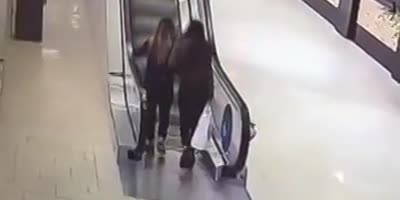 Cursed escalator: Girls tumble and trip over each other in China(R)