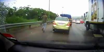 Criminal Uses Rush Hour Traffic To Steal Purse!