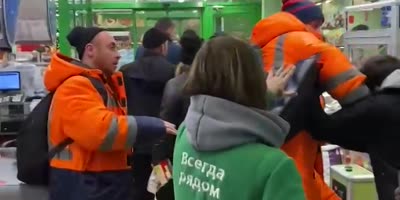 Worker FIghts Shoplifter In Russian Store