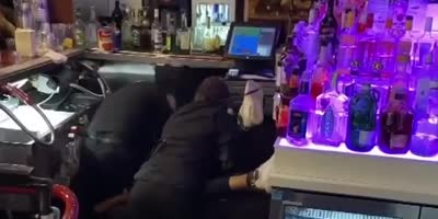 Man Regrets Throwing Drinks At Vegas Bartender