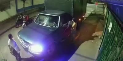 The truck driver fought back the robbers(R)