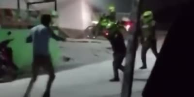 Machete Man Attacks Officers & Gets Tased In Colombia