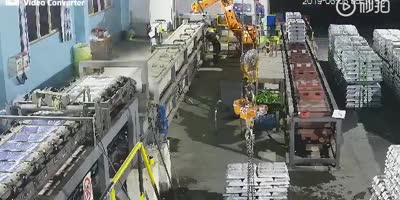 Man in China crushed by block at work(R)