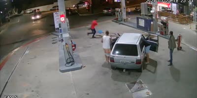 Brazil - After hitting the car at a gas station, the driver leaves as if nothing had happened!