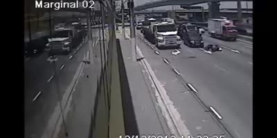 Mysterious man suddenly appears at the exact moment of an accident in Marginal Tietê - SP