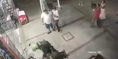Colombian Cops Fight A Guy With Machete.