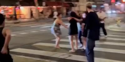 LA Girls Brawl In The Street