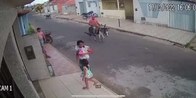 Scumbag Meets GF Who Left Him & Assaults Her In Brazil