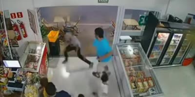 Amazing Dad Disarms Gun Waving Thug In The Blink Of An Eye During Robbery.