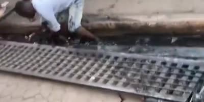 Nigerian Thieves Forced To Clean A Sewer