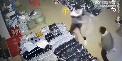 Psycho With Pants Down Scares Worker In China
