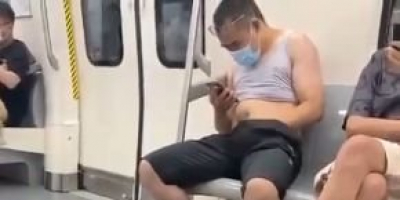 Man jerks off on public subway