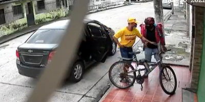 Delivery Guy Robbed Of The Phone In Colombia