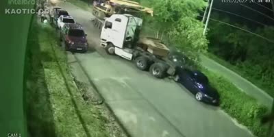 Trailer carrying tractor loses brake and hits three cars in Fortaleza