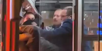 Pickpocket Strangled On The Bus By Pissed Off Passengers