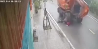 Idiot on bike parks in the middle of the road.