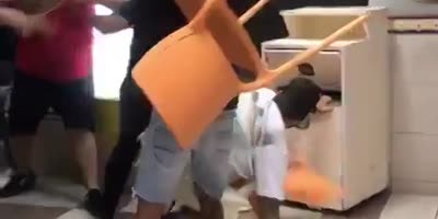 Men fight at McDonald's in Brazil