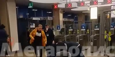 An idiot with a knife in the St. Petersburg subway