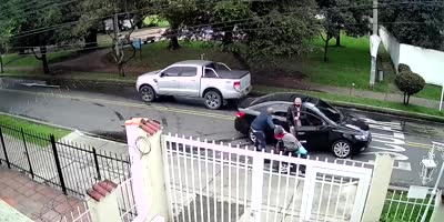 Thieves rob an elderly man in a wheelchair in broad daylight on a street in Bogotá
