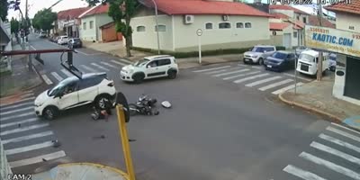 Brazil - Motorcyclist overtakes red light in Botucatu