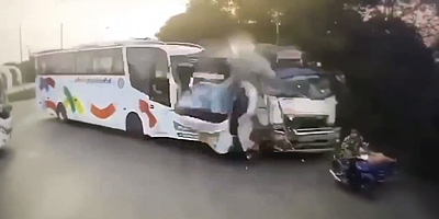 18-Wheeler and Bus Collide In Thailand