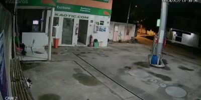 Brazil - Espírito Santo > Gas station attendant reacts to robbery and is shot in the leg