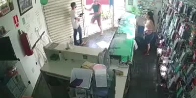 Brazil - Vitória > Businessman survives the ambush during a robbery of his shop in downtown Victoria.