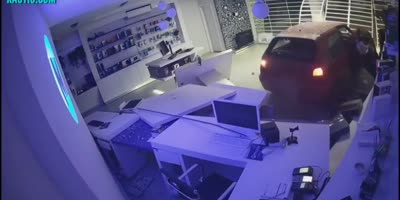 Brazil - Cell phone store is broken into during the early hours
