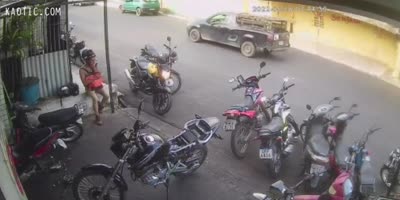 Brazil - Tractor without brake hits car and several bikes in Santa Rita