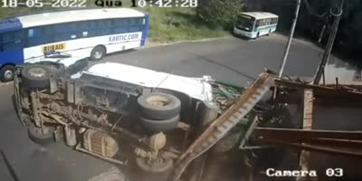 Brazil - Garbage truck out of control in Matão city