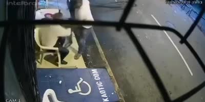 Brazil - Man is robbed on the side of a police station in São Luís do Maranhão