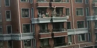 Wife's lover tries to escape in China(R)