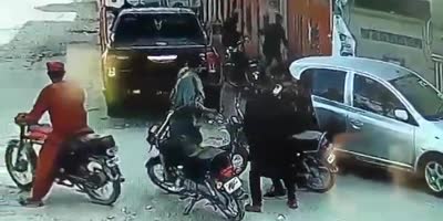 Pakistan: Robbers Caught Seconds After The Crime